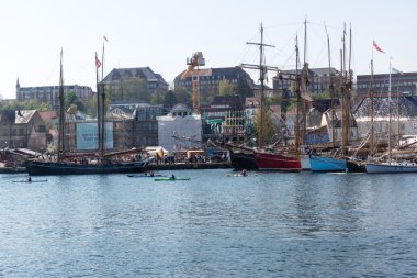 Flensburg, Almanya - 6th Mayıs 2016: Flensburg ROM Regatte 2016 Yelkenli tekneler, bir regatte, usta ve gıda tezgahları ile ikinci günün izlenimleri