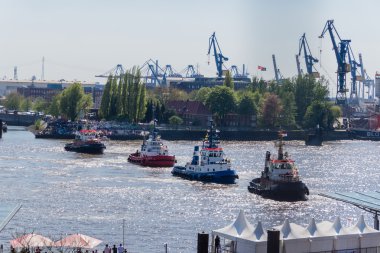 Hamburg, Almanya - 7 Mayıs 2016: Ünlü römorkör bale Hamburg Liman Doğum günü 2016 sırasında River Elbe üzerinde