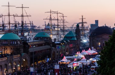 Hamburg, Almanya - 7 Mayıs 2016: İzlenimleri Aidaprima Lasershow ve havai fişek ile vaftiz üzerinden