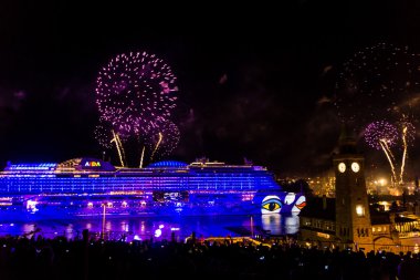 Hamburg, Almanya - 7 Mayıs 2016: İzlenimleri Aidaprima Lasershow ve havai fişek ile vaftiz üzerinden