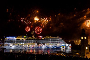 Hamburg, Almanya - 7 Mayıs 2016: İzlenimleri Aidaprima Lasershow ve havai fişek ile vaftiz üzerinden
