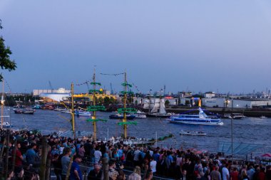 Hamburg, Almanya - 7 Mayıs 2016: İzlenimleri Aidaprima Lasershow ve havai fişek ile vaftiz üzerinden