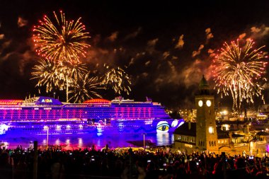 Hamburg, Almanya - 7 Mayıs 2016: İzlenimleri Aidaprima Lasershow ve havai fişek ile vaftiz üzerinden