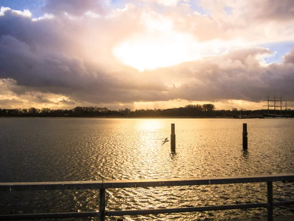 Puesta Sol Lubeck Travemuende Con Una Gaviota Solitaria Barco Alto — Foto de Stock