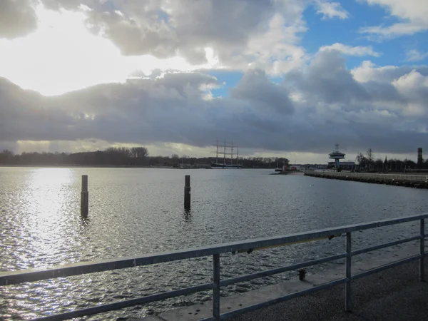 Puesta Sol Lubeck Travemuende Con Una Gaviota Solitaria Barco Alto —  Fotos de Stock