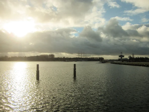 Zonsondergang Lübeck Travemünde Met Een Eenzame Zeemeeuw Het Hoge Schip — Stockfoto