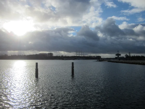 Zonsondergang Lübeck Travemünde Met Een Eenzame Zeemeeuw Het Hoge Schip — Stockfoto