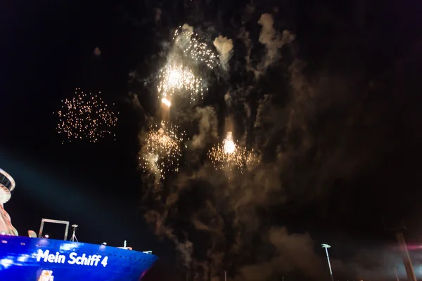 Kiel, Németország. június 5., 2015. a végső tűzijáték után a Keresztelő, a "mein schiff 4" a zene djane tanja la croix — Stock Fotó