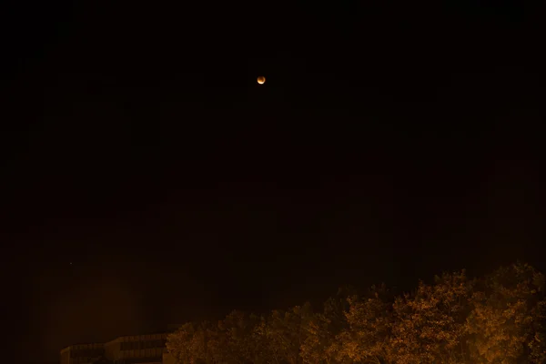 シュレースヴィヒ = ホルシュタイン州の州都に輝く 9 月血の月の印象 — ストック写真