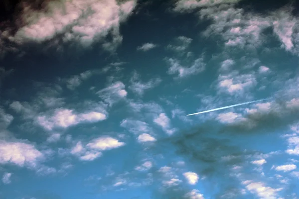 Avion blanc haut dans le ciel bleu — Photo