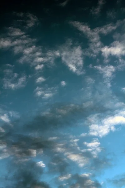 Nuages de ciel bleu — Photo