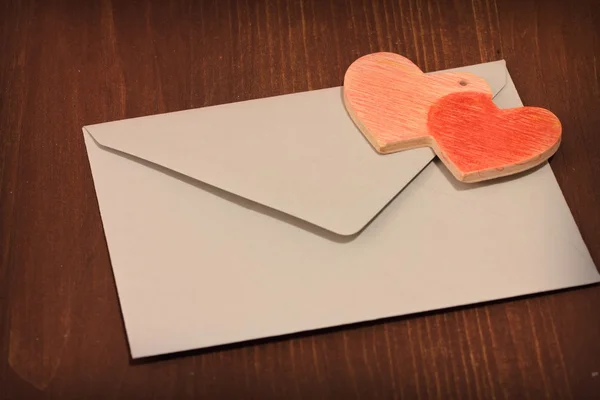 Envelope com corações dos namorados — Fotografia de Stock