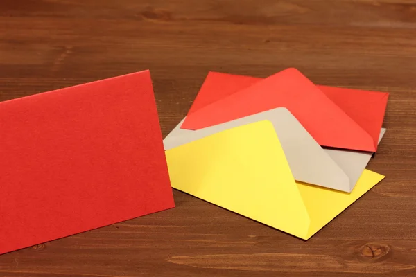 Envelopes coloridos em uma madeira — Fotografia de Stock