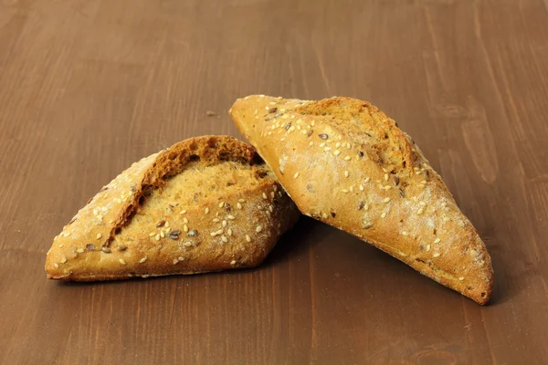 Pão multigrãos na mesa — Fotografia de Stock