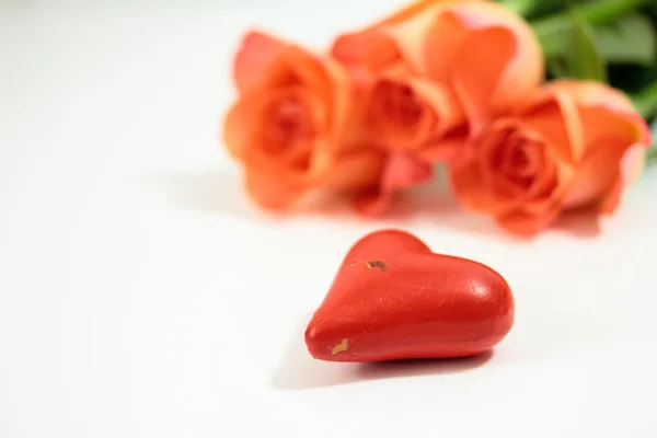 Cuore rosso con rose arancioni — Foto Stock