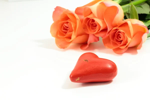 Corazón rojo con rosas naranjas —  Fotos de Stock