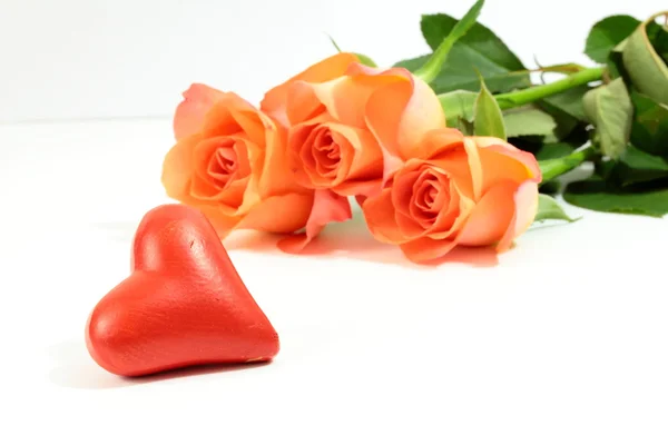 Rotes Herz mit orangen Rosen — Stockfoto