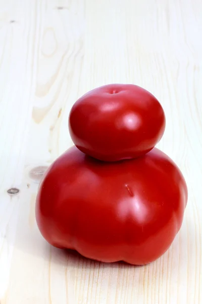 Tomates sobre fondo de madera — Foto de Stock