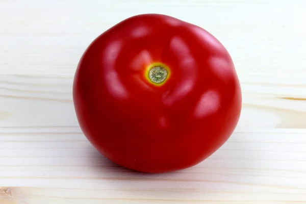 Tomates sobre fondo de madera — Foto de Stock