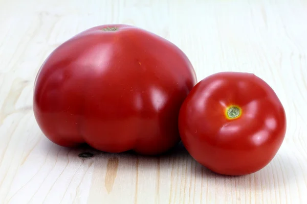 Tomates sobre fondo de madera — Foto de Stock