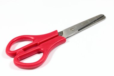 beyaz zemin üzerine kırmızı makas