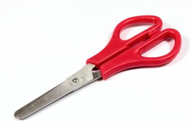 beyaz zemin üzerine kırmızı makas