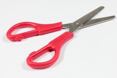 beyaz zemin üzerine kırmızı makas