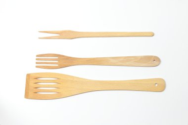 Tahta kaşıklar, spatula ve izole çatal