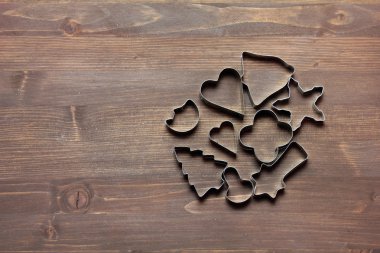 gingerbread çerez kesici ahşap arka plan üzerinde