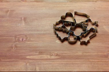 gingerbread çerez kesici ahşap arka plan üzerinde