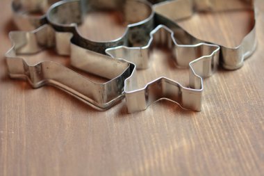 gingerbread çerez kesici ahşap arka plan üzerinde