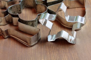 gingerbread çerez kesici ahşap arka plan üzerinde