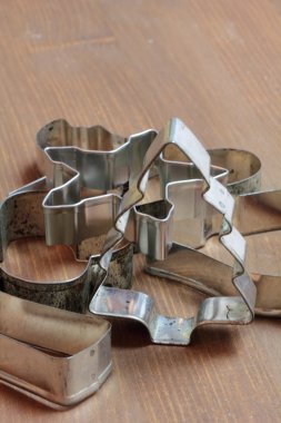 gingerbread çerez kesici ahşap arka plan üzerinde