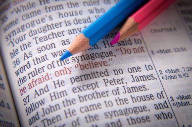 İncil metin ve boya kalemi