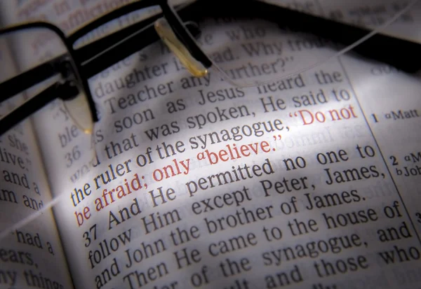 Bible text and glasses — Stock Photo, Image