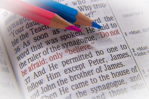 Texto de la Biblia y crayones — Foto de Stock