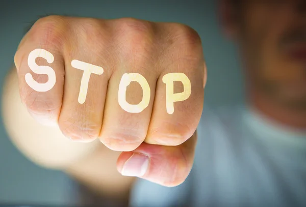 Stop geschreven op mans vuist — Stockfoto