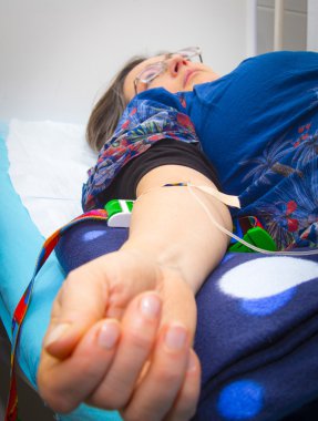 İntravenöz infüzyon tedavisi Olgun kadın