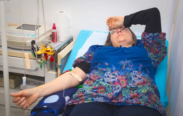 Terapia de perfusión intravenosa en mujeres maduras — Foto de Stock