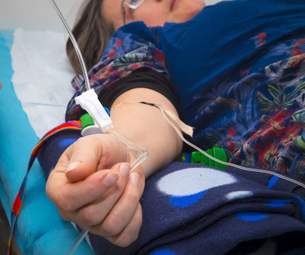 Terapia de perfusión intravenosa en mujeres maduras — Foto de Stock