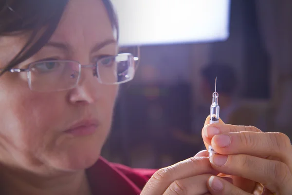 注入用の注射器を準備する大人の女性 — ストック写真