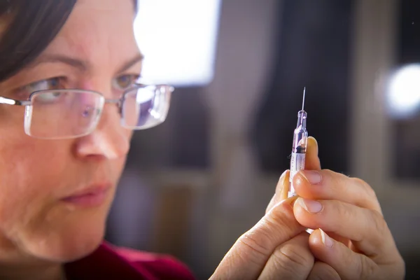 Femme adulte préparant la seringue injectable — Photo