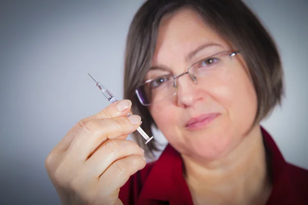 Mujer adulta que prepara la jeringa para inyección —  Fotos de Stock