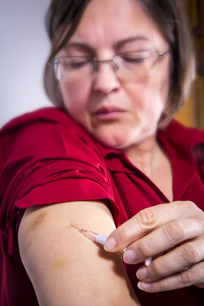 Self injecting intravenous therapy — Stock Photo, Image