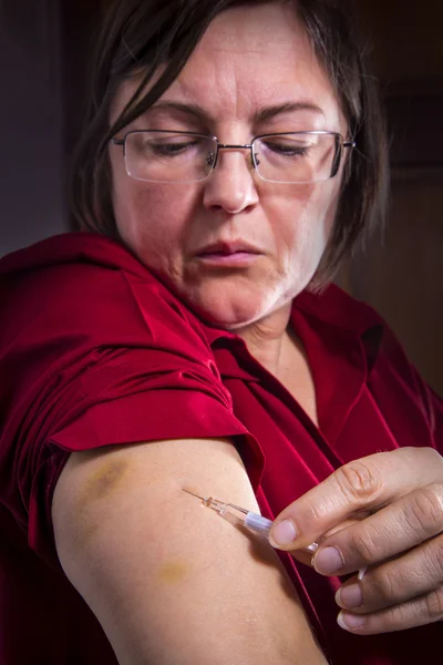 Auto-injeção de terapia intravenosa — Fotografia de Stock