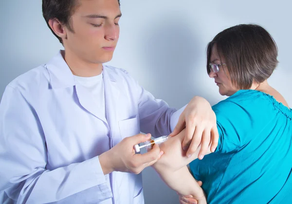 Manliga sjuksköterskan ger intravenös behandling — Stockfoto