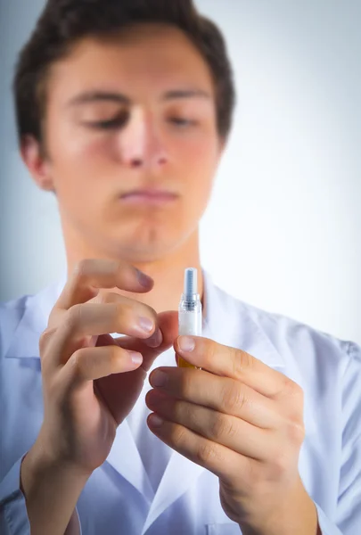 Krankenschwester bereitet die Injektion vor — Stockfoto