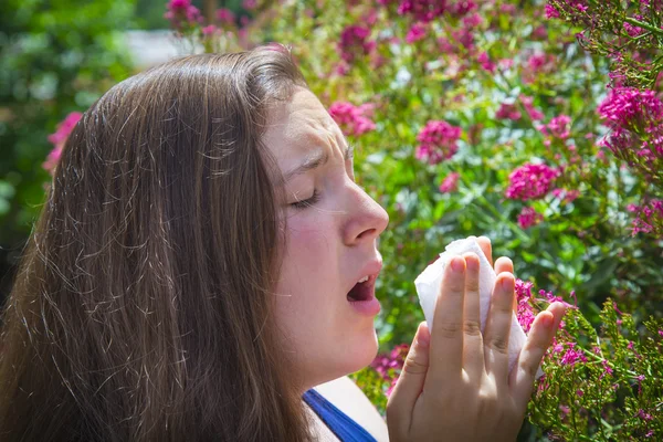 花粉症と 10 代の少女 — ストック写真