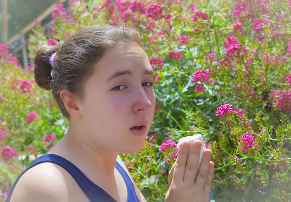 Polen alerjisi genç kız — Stok fotoğraf