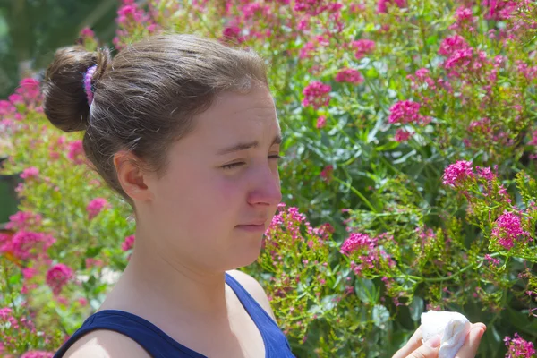 十几岁的女孩与花粉过敏 — 图库照片